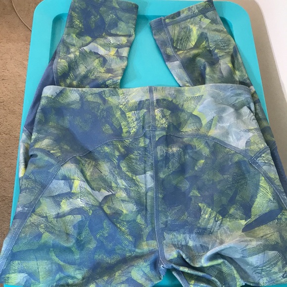 $48 UNDER ARMOUR Athletic Leggings Medium - Picture 2 of 8